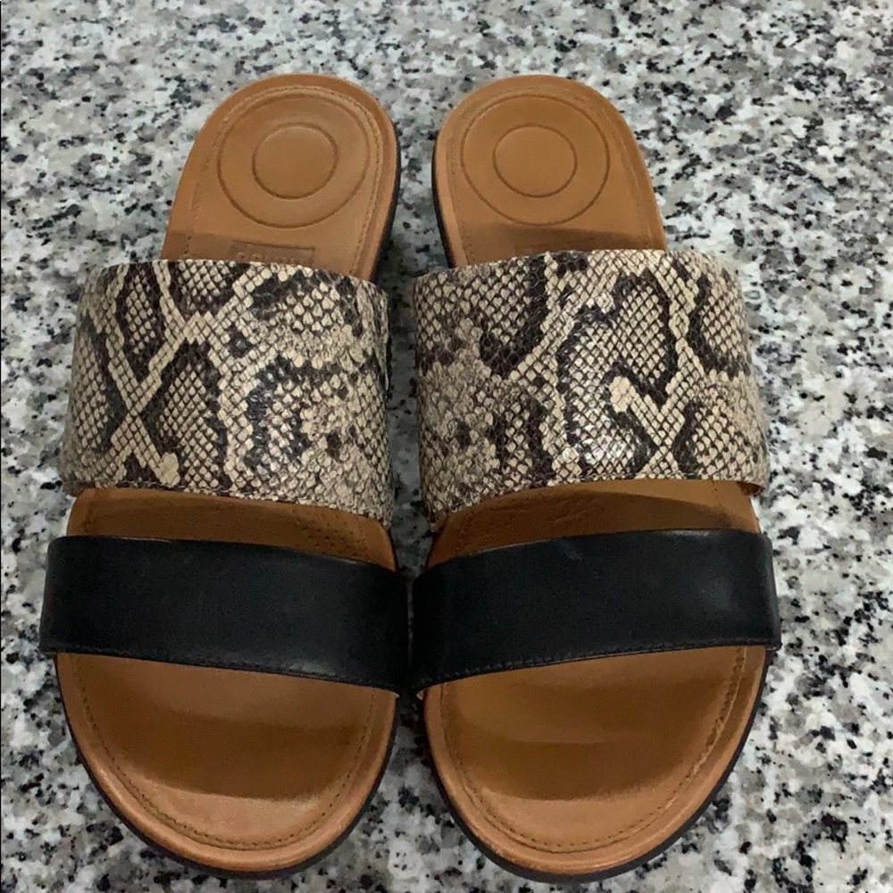 Snake print fit flop